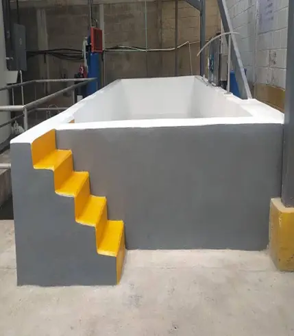 Muro reconstruido con friso gris y escalera de acceso señalizada en amarillo